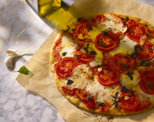 Pizza mit Tomaten,Mazarella und Basilikum