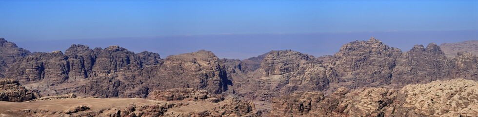 Blick über die Berge bei der Felsen Stadt Petra in Jordanien