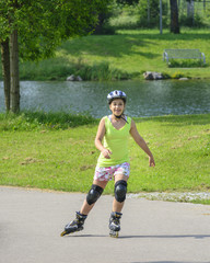 Teenager auf Inline-Skates im Park unterwegs
