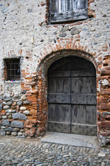 L'antico portone in legno massiccio , nella casa del borgo medievale