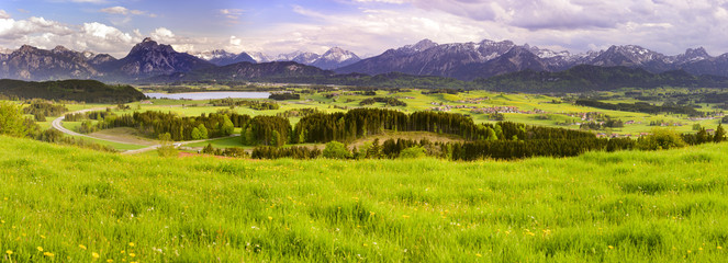 Panorama Landschaft im Allgäu bei Füssen im Frühling