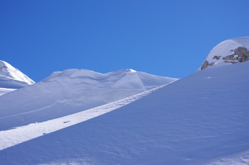 paysage hivernal - crête enneigée en montagne