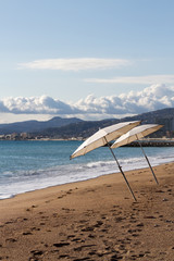 Sonnenschirme am Strand von Cannes im WInter