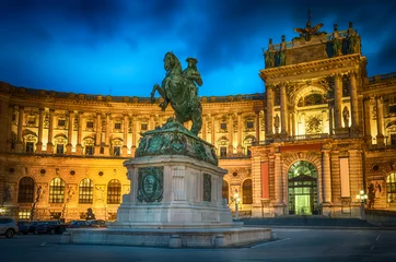 Gordijnen Standbeeld van keizer Joseph II. Hofburgpaleis in Wenen Oostenrijk - stadsgezicht architectuurachtergrond. © Tryfonov