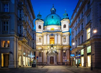 Fotobehang Uitzicht op de avond Saint Peter kerk, in het historische centrum van de stad. Wenen, Oostenrijk. © Tryfonov