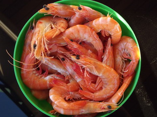 Freshly cooked prawns in a green bowl