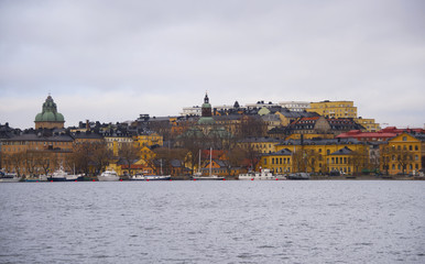 Fototapeta premium Old houses and boats at Norr Malarstrand i Stockholm a grey winter day
