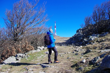 Fototapeta premium Pic Néoulos dans les Albères avec randonneur bleu