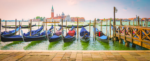 Naklejka premium Wenecja, Włochy, Europa. Panoramiczny widok zacumowanych gondoli.