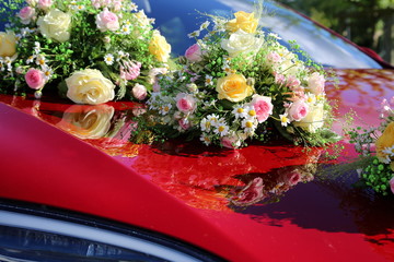 Hochzeitliches Blumengesteck auf einem Auto.ImageArchivist Demo/www.imagearchivist.de.