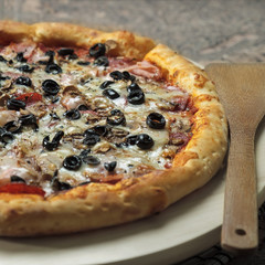 Pizza with ham, pepper and olives