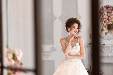 Naklejka premium Morning of the bride. A beautiful bride is standing in a lace wedding dress.
