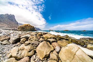 Natürliche Steinküste aus Lavagestein bei Almaciga auf Teneriffa im Meer