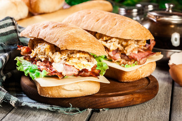 Ciabatta sandwich with smoked bacon and eggs