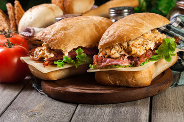 Ciabatta sandwich with smoked bacon and eggs