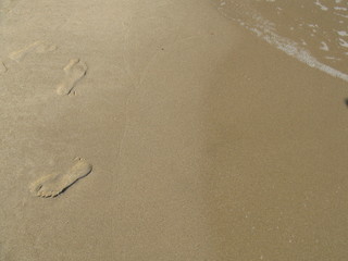 Huellas en la orilla del mar