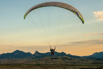 Selbstklebende Fototapete Luftsport Gleitschirmfliegen und Schönheitslandschaft