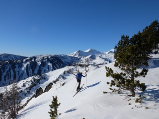 Fototapeta na wymiar ski de randonnée dans le Capcir pic Péric Cerdagne Pyrénées Orientales
