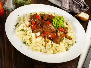 Ungarisches Gulasch auf Nudeln mit Paprika
