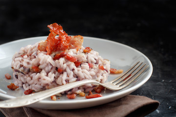 Risotto with red radicchio and crispy bacon (speck)