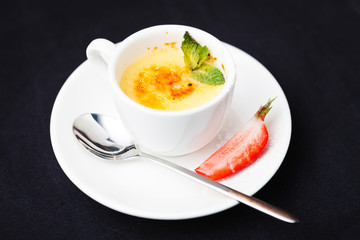 Creme brulee with strawberry