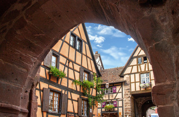 Fototapeta na wymiar Riquewihr. Maisons à colombages. Alsace, Haut Rhin. Grand Est