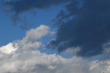 青空と雲「空想・雲のモンスターたち」白黒つける、善悪、明暗、光と影、絶大などのイメージ