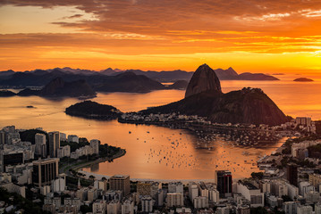 Schöner warmer Sonnenaufgang in Rio de Janeiro mit der Silhouette des Zuckerhuts
