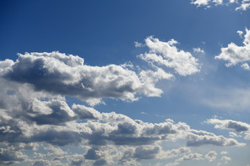  青空と雲「空想・雲のモンスター」続々と、何かを求めて、隊列を組む、侵攻する、攻め込むなどのイメージ