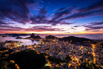 Fototapeten Rio de Janeiro city just before sunrise with city lights on, and the Sugarloaf Mountain in the horizon © Donatas Dabravolskas