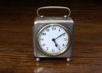 metalowy antyczny zegar mechaniczny budzik - obrazy, fototapety, plakaty