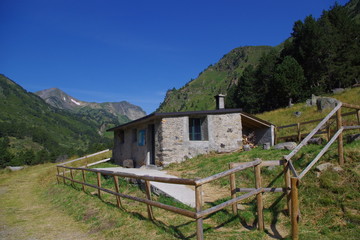 Fototapeta na wymiar Refuge de montagne en capcir dans les Pyrénées Orientales