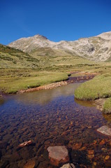Fototapeta premium Paysage de montagne Grave dans les Pyrénées Orientales et rivière Têt aux Bouillouses