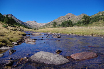 Fototapeta na wymiar Paysage de montagne des Péric dans les Pyrénées Orientales et rivière Têt aux Bouillouses