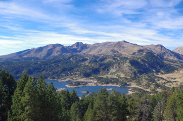 Fototapeta na wymiar Paysage de montagne lac des Bouillouses avec carlit dans les Pyrénées Orientales