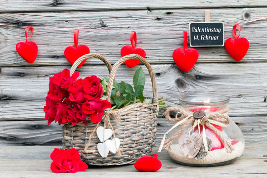 Weidenkorb mit roten Rosen und Text" Valentinstag 14. Februar"