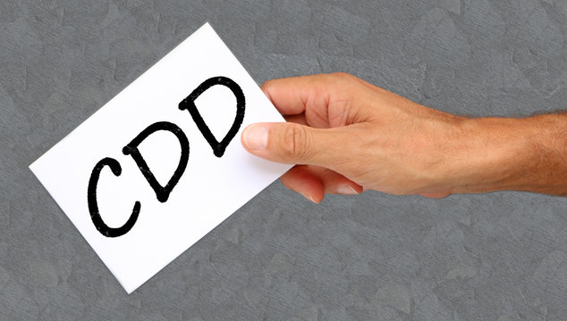 Main d'homme offrant un CDD