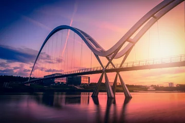  Infinity Bridge op dramatische hemel bij zonsondergang in Stockton-on-Tees, Verenigd Koninkrijk. © nuttawutnuy