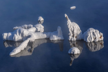 Naklejka premium lake fog hoarfrost figures reflection winter