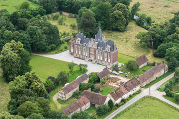 Fototapeta na wymiar Vue aérienne d'un château près d'Alençon en France