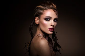 Zelfklevend Fotobehang Mannequin met lichte make-up en kleurrijke glitter en glitters op haar gezicht en lichaam © korabkova1