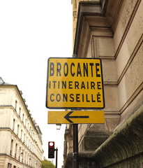Obraz premium Brocante, itinéraire conseillé. Panneau avec flèche.