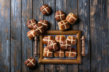 Cross buns with raisins