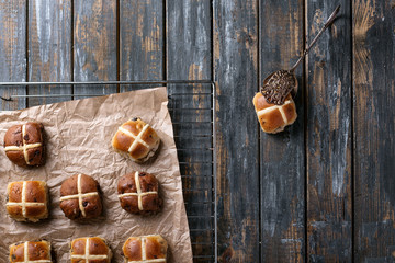 Cross buns with raisins