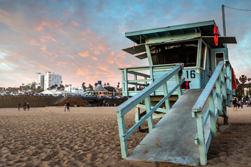 Fototapeta na wymiar cabine de sauveteurs à Santa Monica