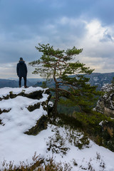 Ein Wanderer genießt den Ausblick über die Sächsische Schweiz