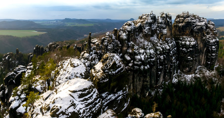 Panorama der Schrammsteine in der Sächsischen Schweiz an einem Wintertag