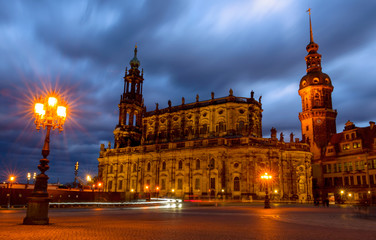 Die katholische Hofkirche in Dresden an einem Winterabend