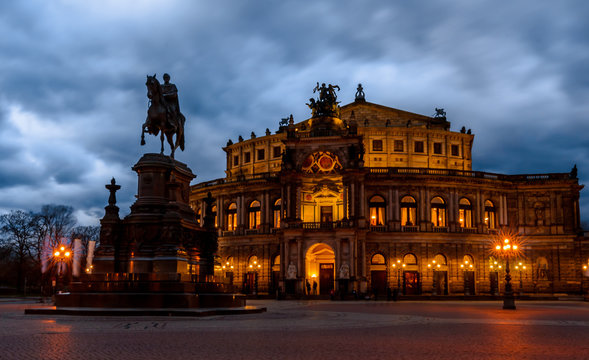 Semperoper an einem bewölkten Abend in Dresden
