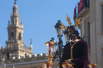 Obraz premium Jesús cautivo en la procesión de la semana santa de Sevilla